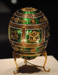Huevo de esmalte al fuego sobre metal realizado por el joyero Fabergé