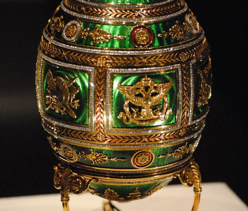 Huevo de esmalte al fuego sobre metal realizado por el joyero Fabergé